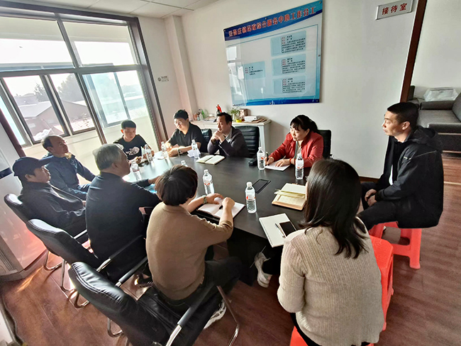 图为区残联干部走进村里与残疾人专职委员座谈交流