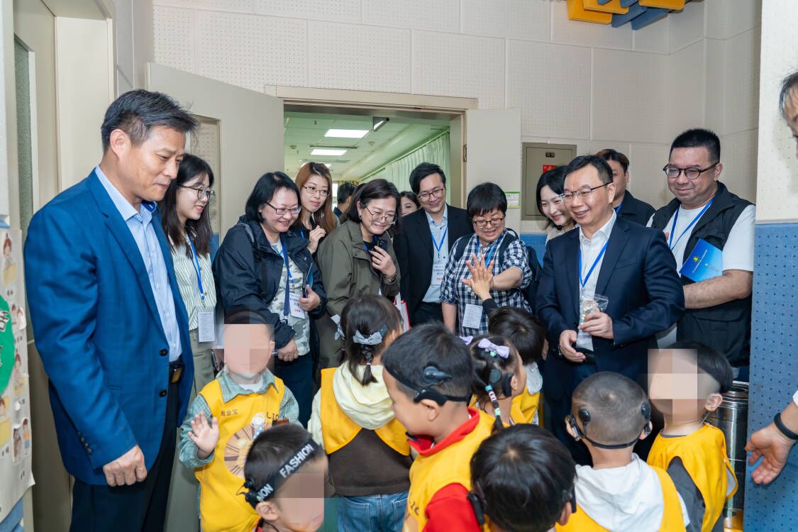 图为澳门社会服务团体负责人交流团在湖北省残疾人康复中心参观