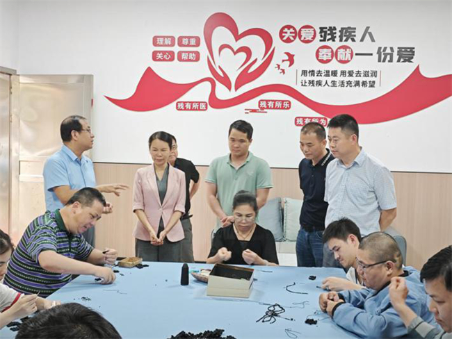 图为调研组在西乡塘区新秀社区调研