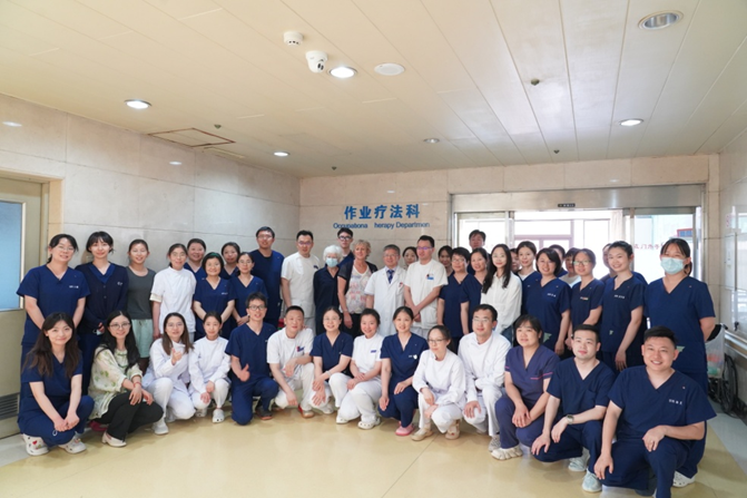 图为Samantha Shann主席一行与作业治疗科治疗师合影