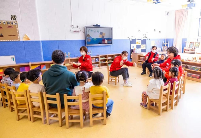图为聋儿上大课