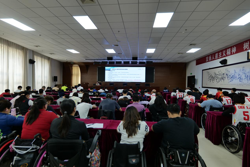 图为专家培训授课现场