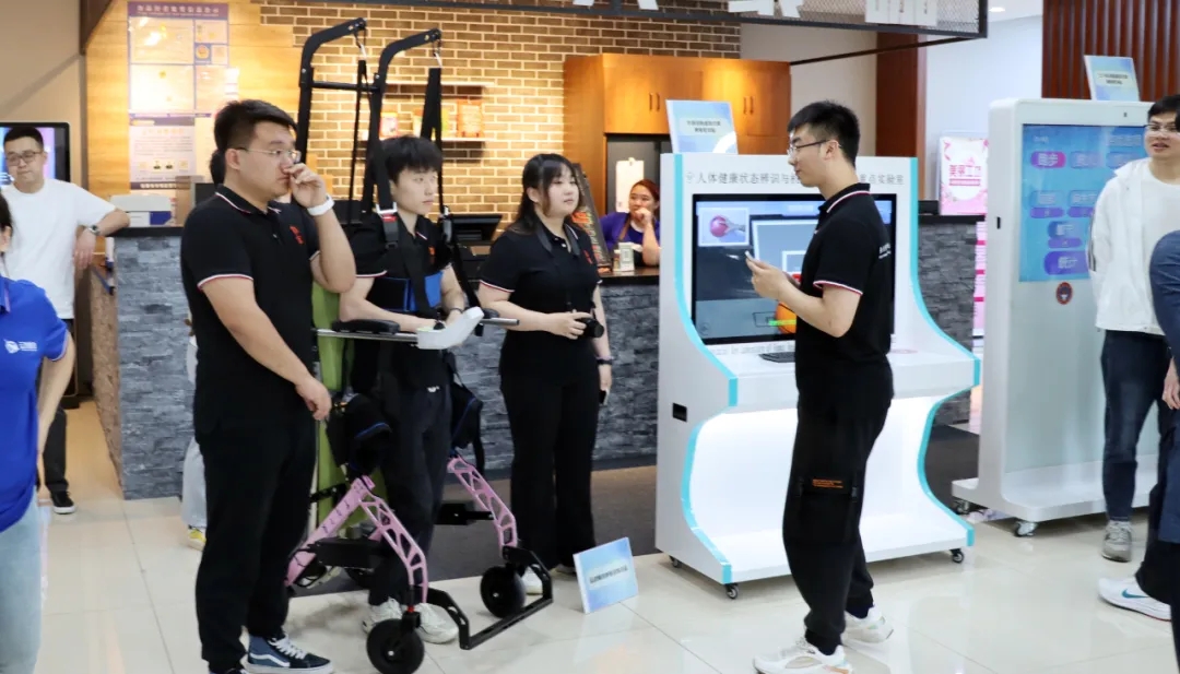 图为活动现场