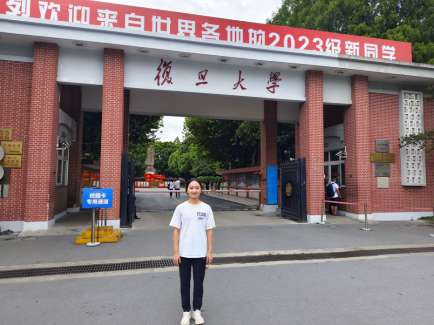 图为困难残疾人子女研究生陈静到复旦大学报到入学