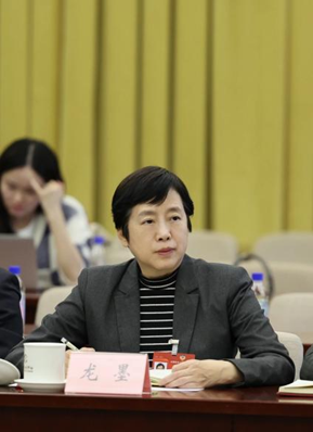 图为龙墨在全国政协会议上