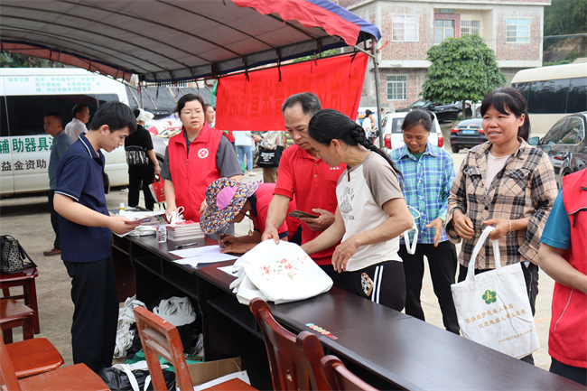 图为活动现场发放普法宣传品