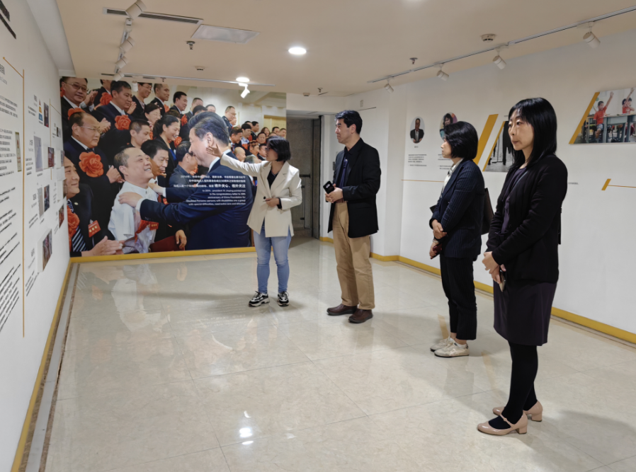 图为介绍我国残疾人辅助器具事业发展