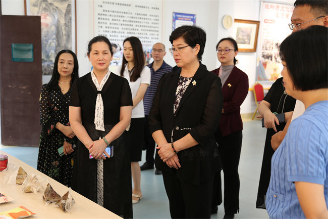 图为自治区残联领导参观孵化基地成果展厅