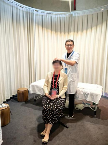 图为成严主任医疗按摩师在大会现场展现推拿技术