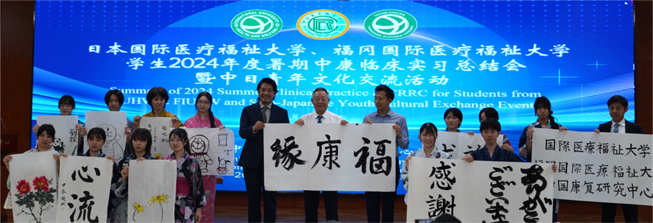 图为文化交流活动书法与国画作品展示