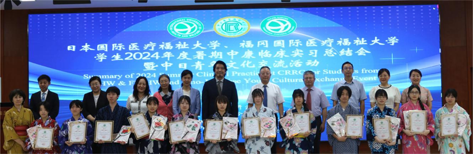 图为向日本学生颁发证书并合影