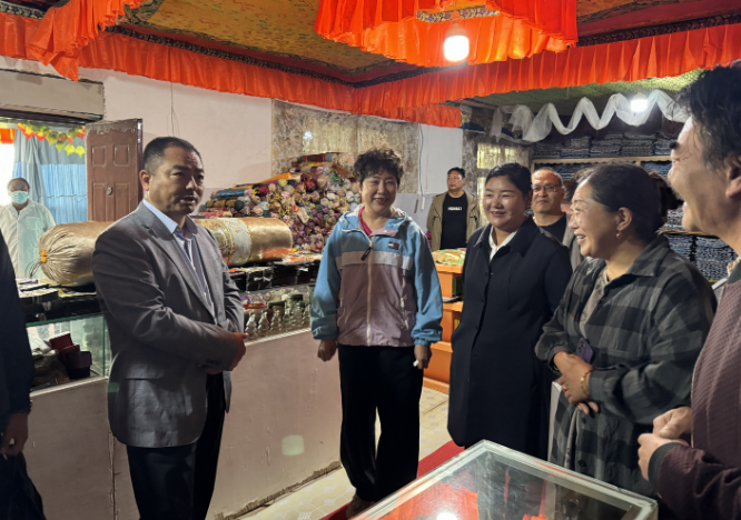 图为调研组在噢牌保健开发公司了解相关情况