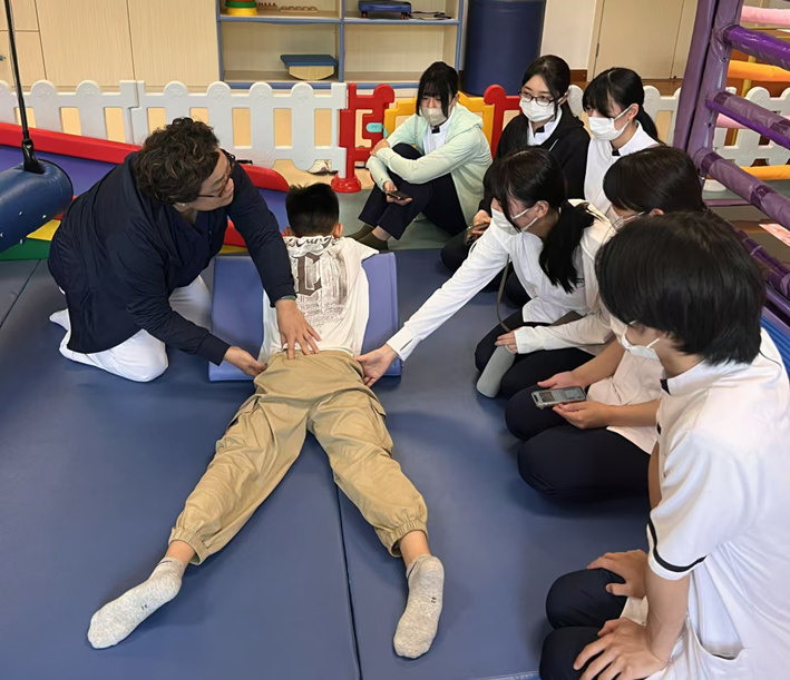 图为日本师生在中康运动疗法临床实习