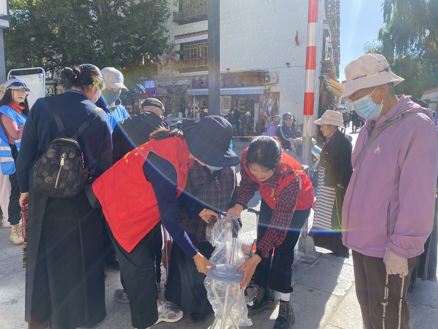 图为发放辅助器具