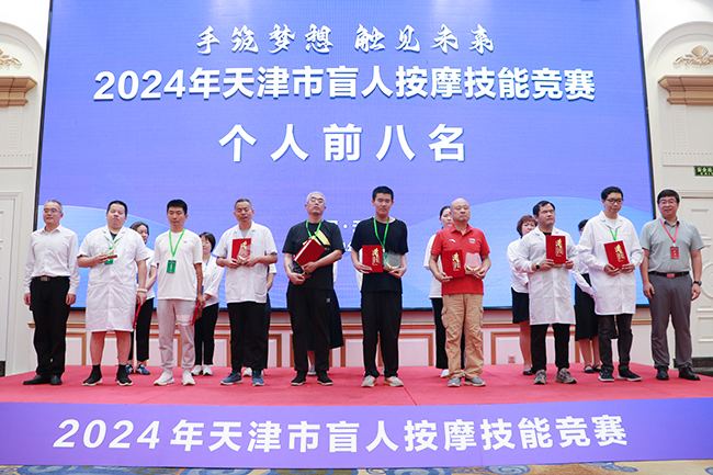 图为获得个人前八名参赛选手