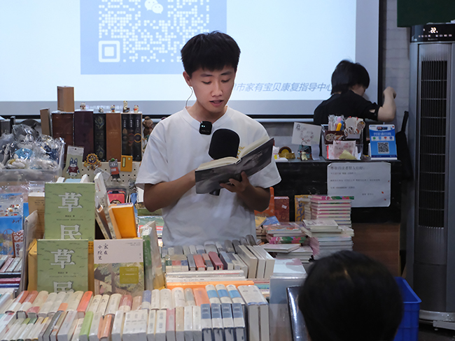 图为听力残疾人朗诵经典文学作品
