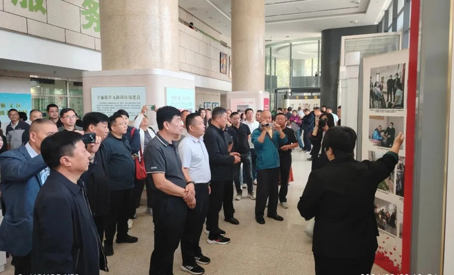 图为参观顺义区职康中心
