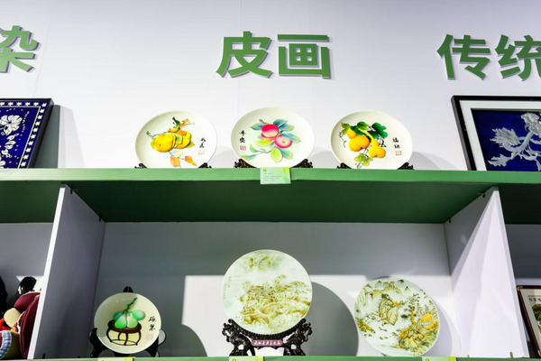 图为参展的皮画作品