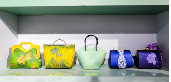 图为参展的口金包