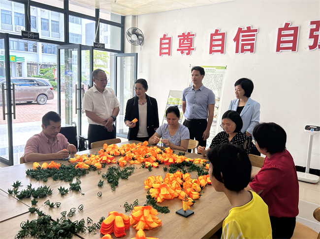 图为调研组在防城港市残疾人托养服务中心调研