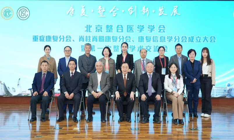 图为参会领导及相关人员合影
