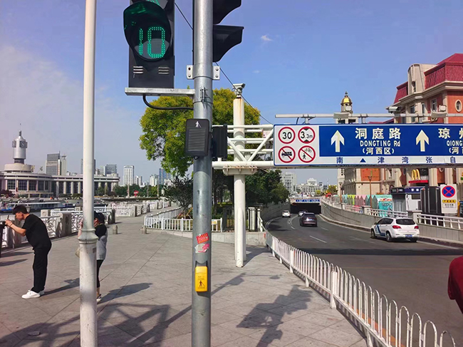 图为智能语音过街音响