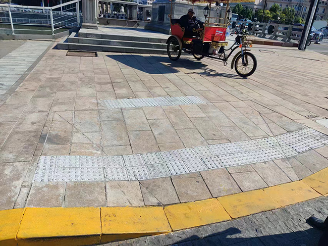 图为缘石坡道