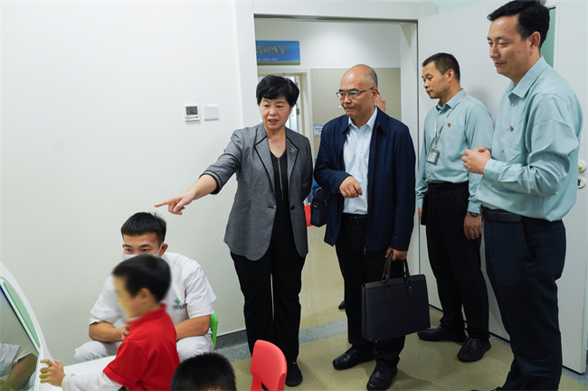 图为在贵港东晖医院调研