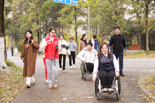 图为北大志愿者带领大家参观校园