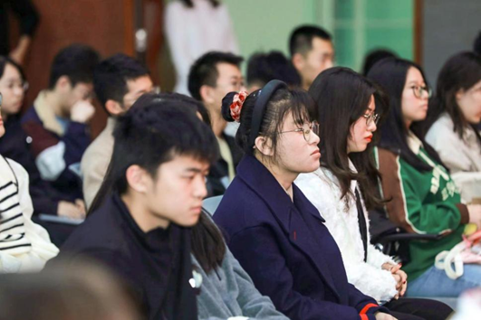 图为现场学生认真聆听