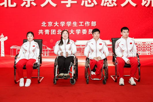 图为四名运动员合照