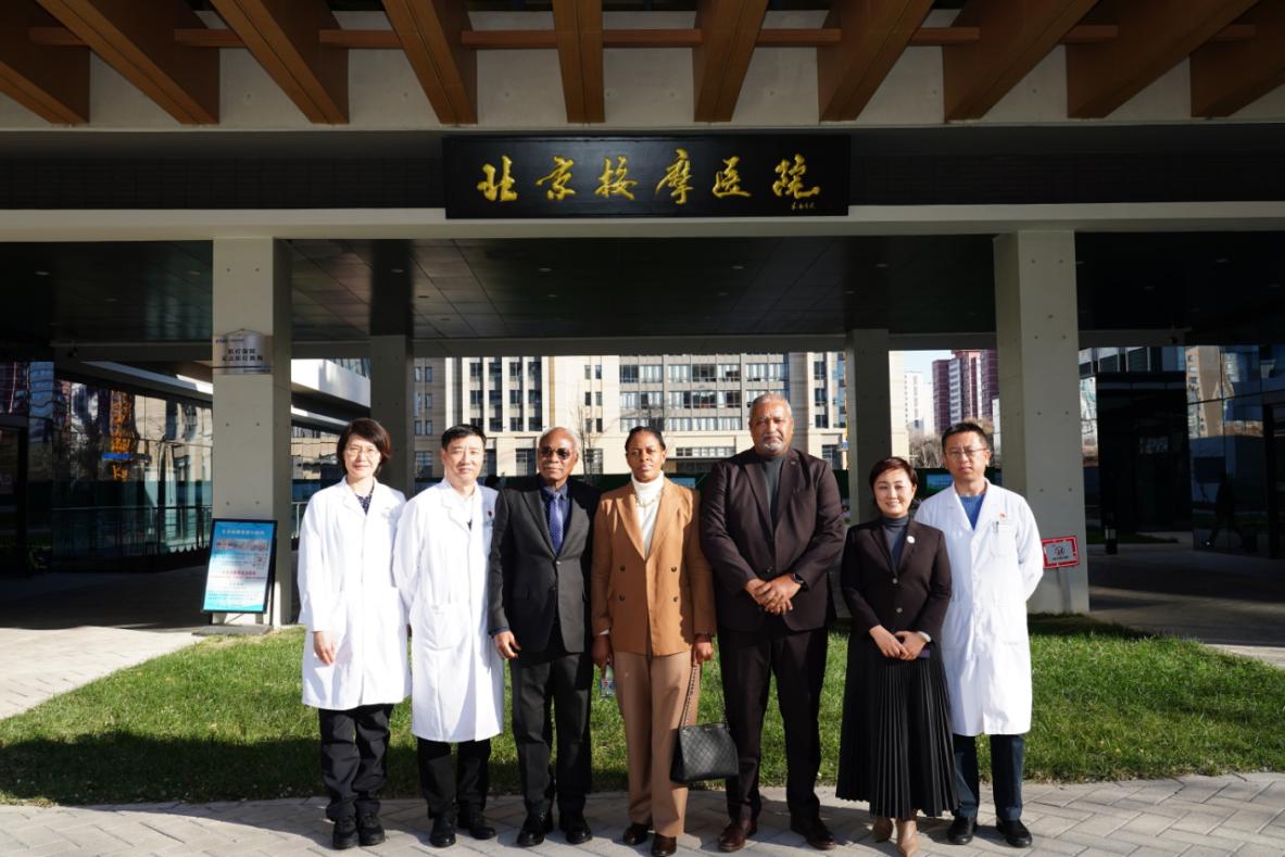 图为来宾合影