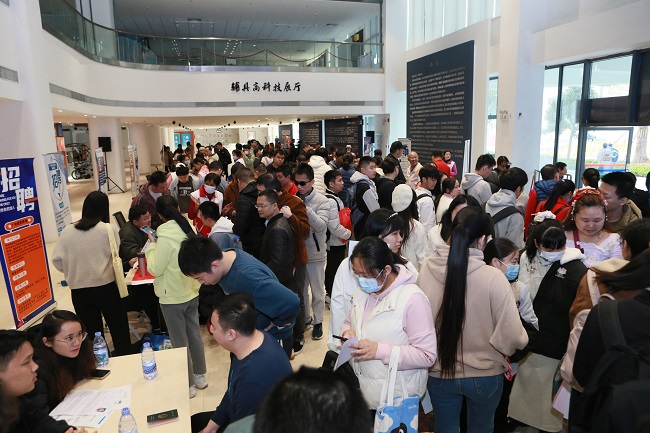 图为广东省首届盲人医疗按摩人员现场招聘会活动现场