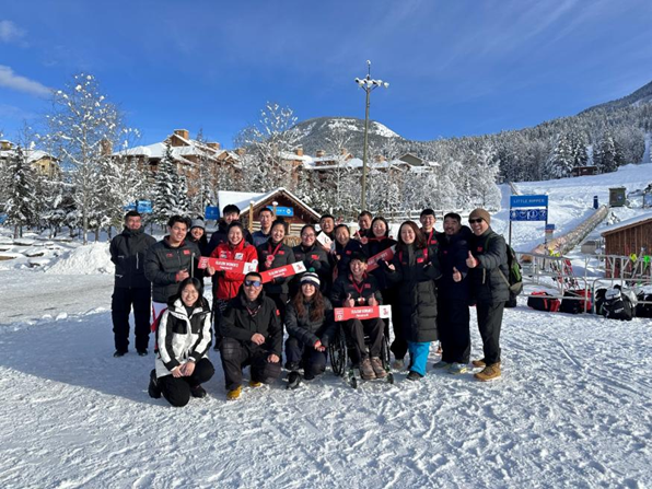 图为我国残奥高山滑雪队合影
