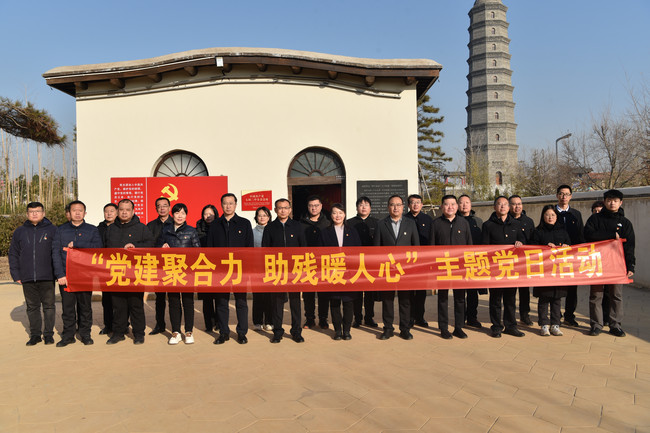 图为主题党日活动合影