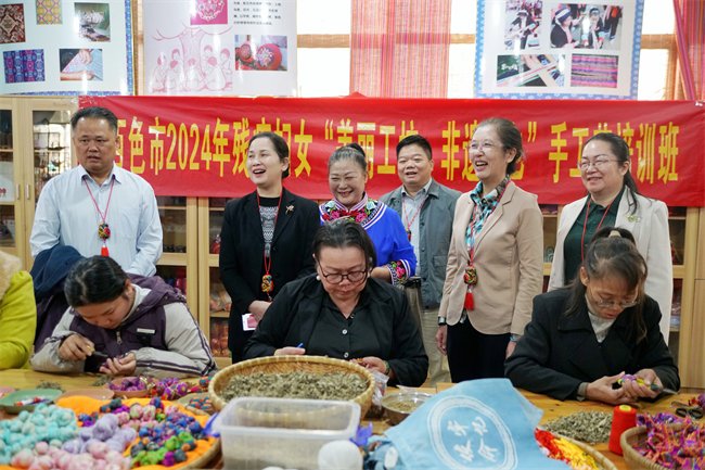 图为调研组在百色市阳光助残融合就业基地调研