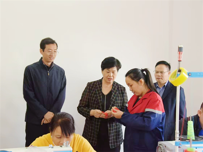 图为调研组在合山市易地搬迁安置点向阳小区残疾人帮扶车间调研