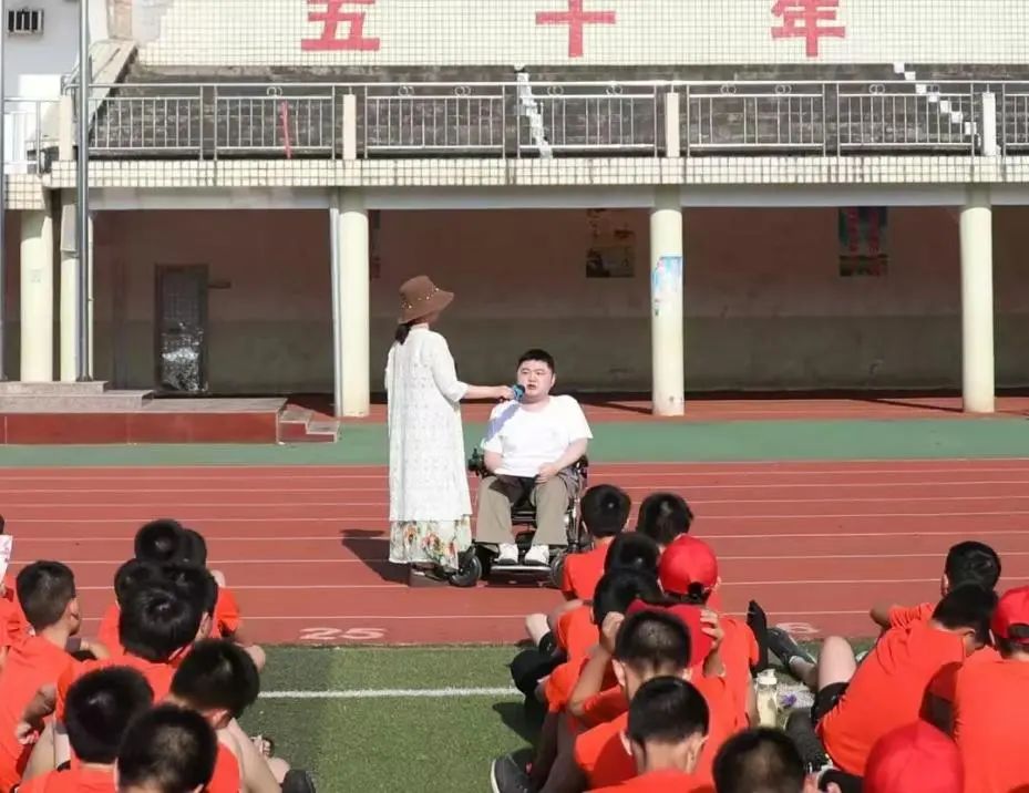 陈斌在走进汨罗教育公益项目中演讲