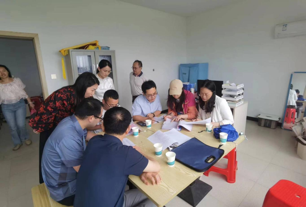 图为查看档案资料