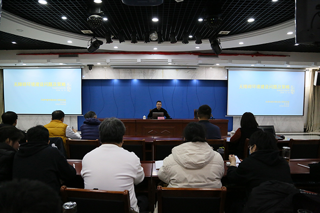 图为王连顺副院长开展讲座