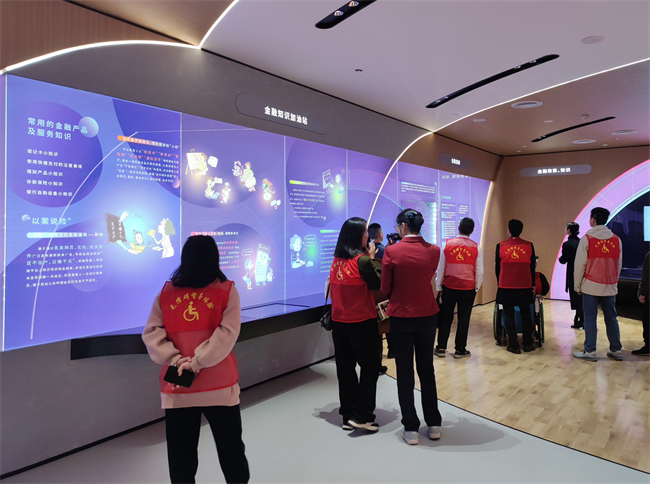 图为参观兴业银行南宁分行展厅
