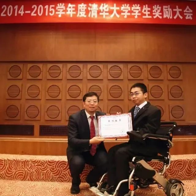 邱勇为矣晓沅颁发清华大学本科生特等奖学金证书