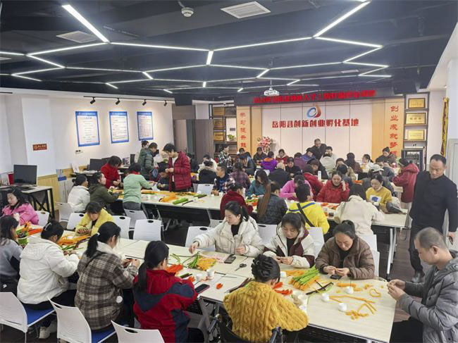 图为岳阳县举办残疾人钩针编织技能培训班