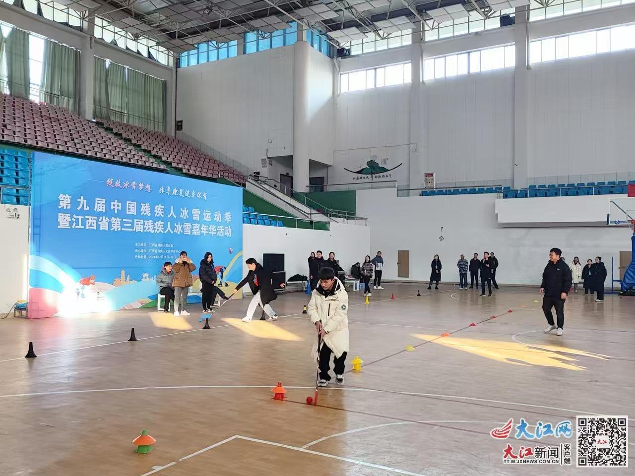 图为旱地冰球