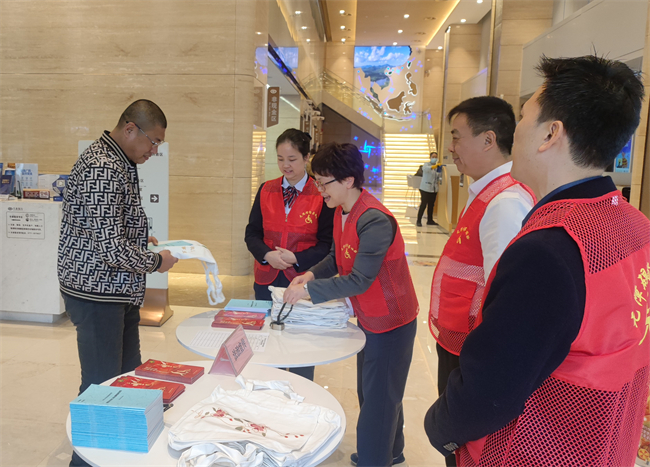 图为无障碍环境建设法宣传活动