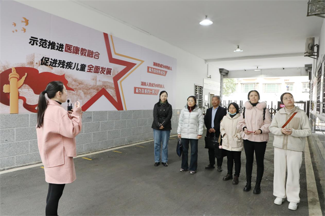 图为考察交流现场
