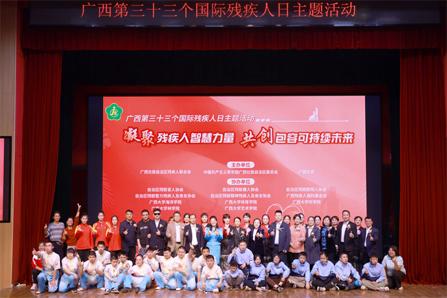 图为活动现场