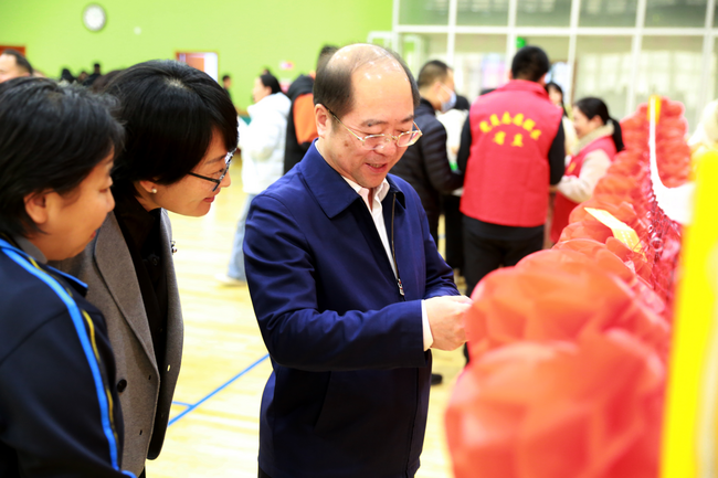 图为猜灯谜活动