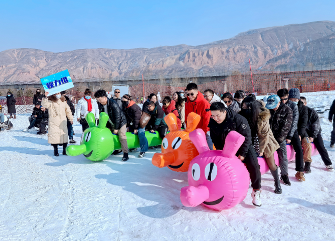 图为各组残疾人进行雪地毛毛虫竞赛