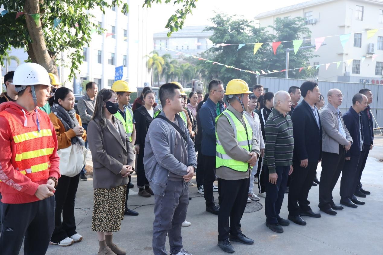 图为维修改造项目开工现场图片